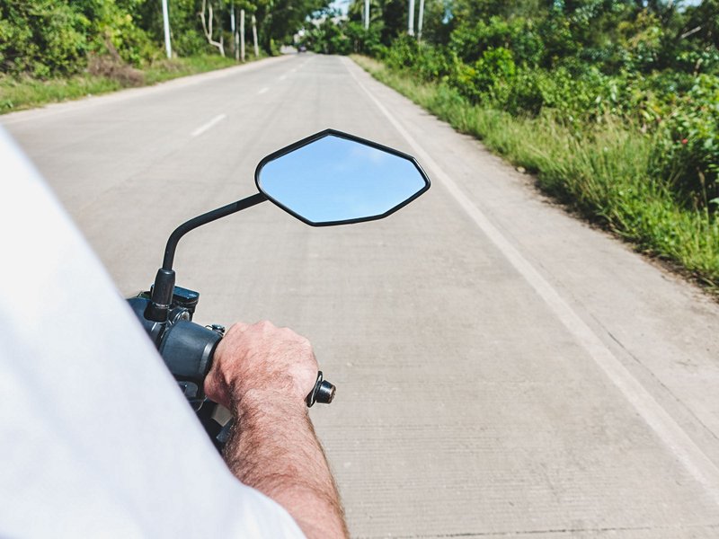 Parcourez l’île en scooter