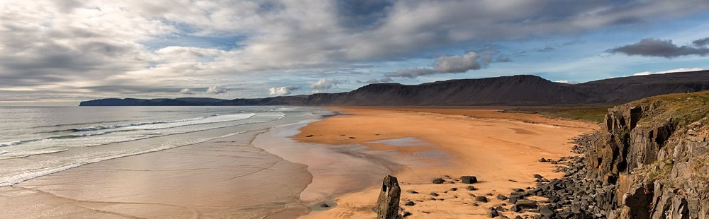 La plage de sable de Raudisandur