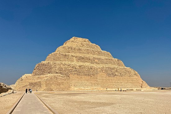 Découvrir la pyramide à degrés de Djéser