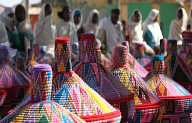 Paniers colorés au marché d'Axoum
