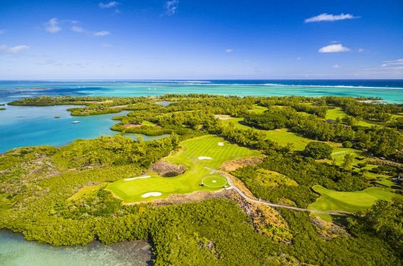 Golfer sur des greens exceptionnels