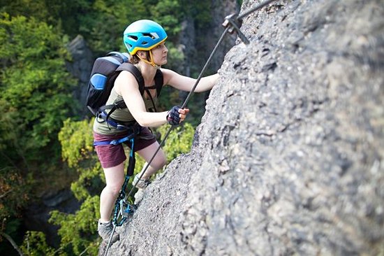 Grimper à la verticale en pratiquant l'escalade