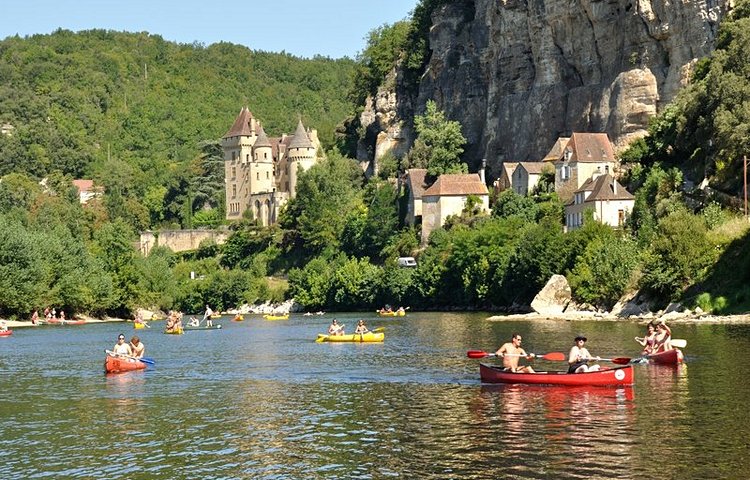 Canoë sur les eaux de la Dordogne à Roque-Gageac, en Périgord Noir
