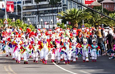 Le carnaval de Santa Cruz à Tenerife, la plus grande fête de l’île avec musique, danse et défilés de costumes incroyables.