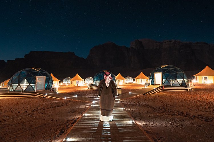 Observer les étoiles dans un camp bédouin la nuit