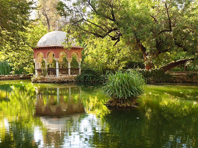 Les passages couverts et fleuris du parc Maria Luisa