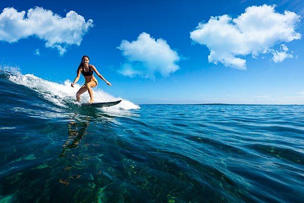 Surfer sur les plus belles vagues de l'archipel