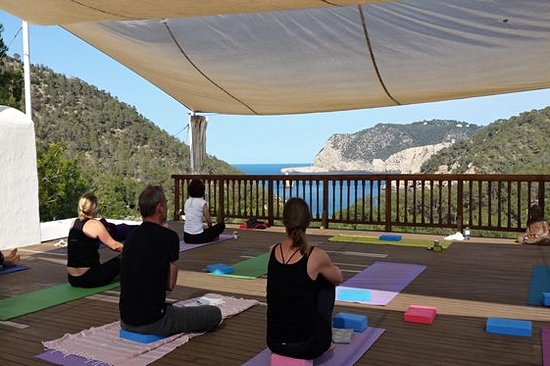 Se détendre lors d’un stage de yoga