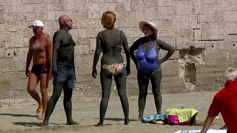 Prendre des bains de boue au bord de la mer noire 