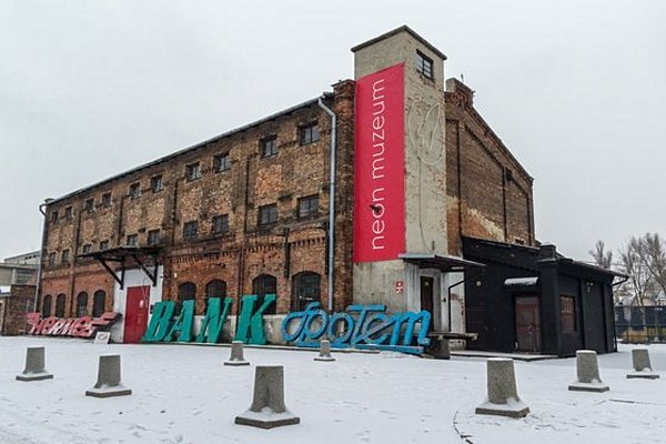 Se laisser éblouir par les enseignes néon du musée de néons de Varsovie