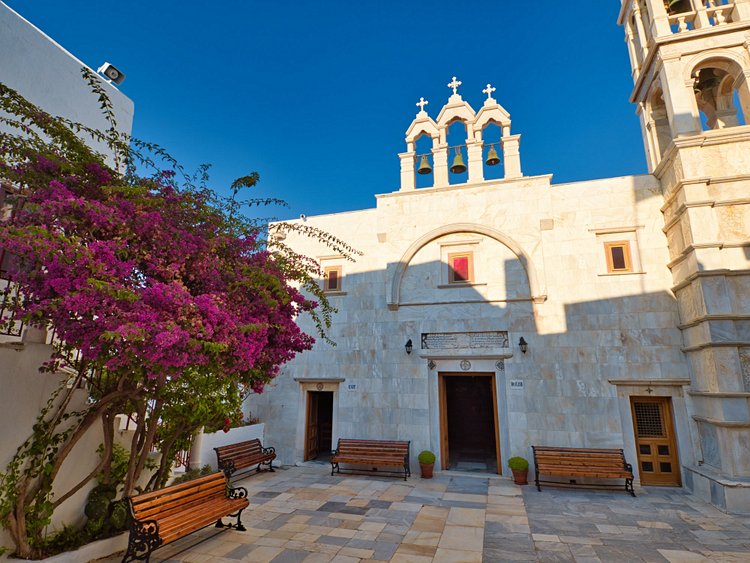 Le village d’Ano Mera et le monastère de Panagia Tourliani