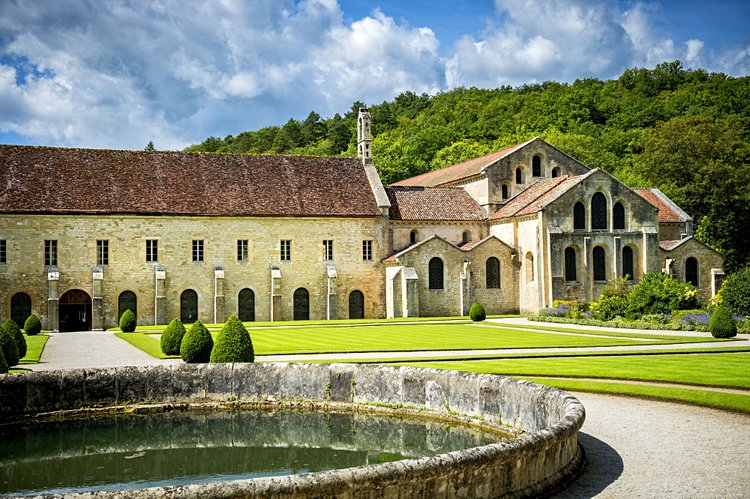 L'abbaye de Fontenay : un joyau cistercien dans un écrin forestier