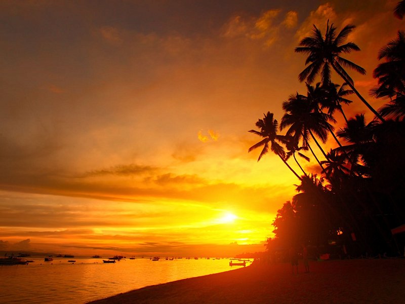 Admirez un coucher de soleil doré sur Alona Beach