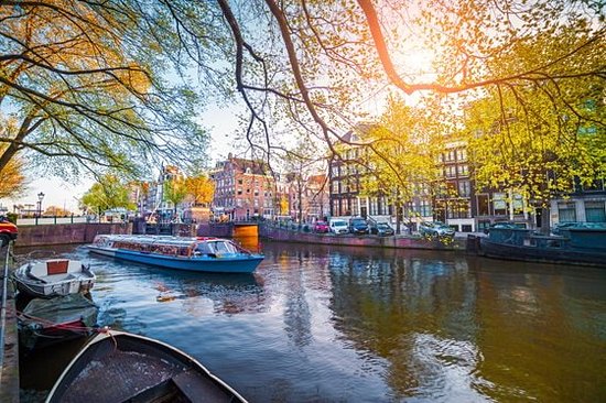 Voguer le long des canaux d’Amsterdam