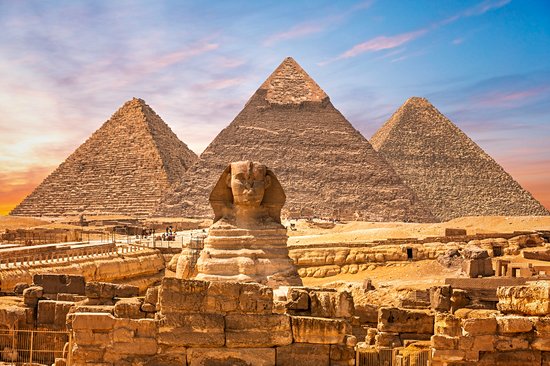 Contempler les pyramides de Gizeh et le Sphinx