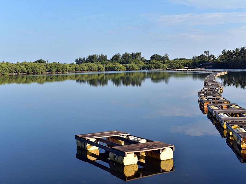 Le lac salé de Gili Meno