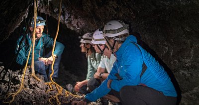 Groupe de voyageurs dans les tunnels