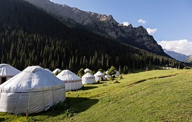 Yourtes dans la vallée d'Altyn Arashan