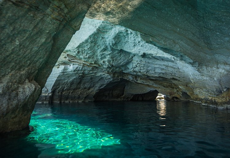 Les excursions en bateau à la grotte marine de Sykia et à la baie de Kleftiko 3