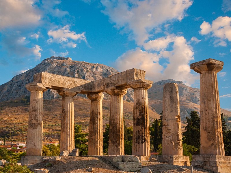 L'ancienne Corinthe, son agora et le temple d'Apollon