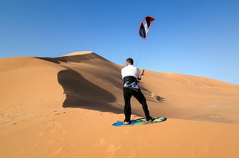 Apprendre à surfer sur le sable