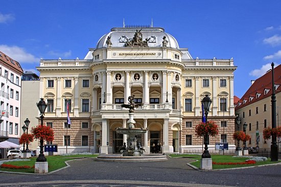 La promenade Hviezdoslavovo et le théâtre national de Slovaquie
