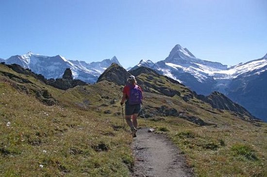 Randonner le long du magnifique chemin du Faulhorn