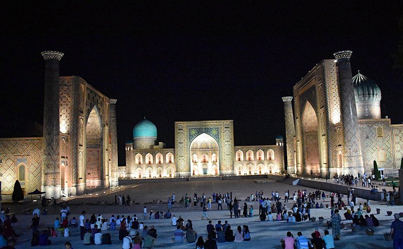 Découvrir les monuments éclairés la nuit à Samarcande