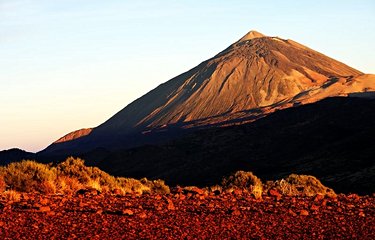 Prêt à grimper au sommet du volcan El Teide, culminant à plus de 3000 m ? Rassurez-vous si vous n'aimez pas marcher, un funiculaire peut vous y emmener.