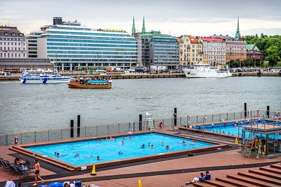 Nager nu dans une piscine municipale d’Helsinki