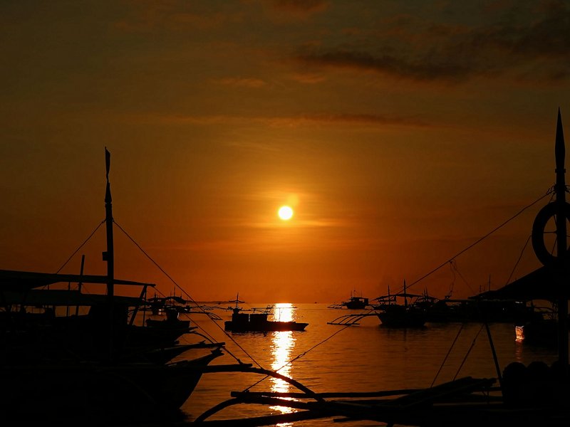 Admirez un coucher de soleil doré sur Alona Beach