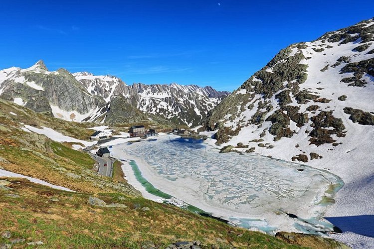 Les grands cols alpins