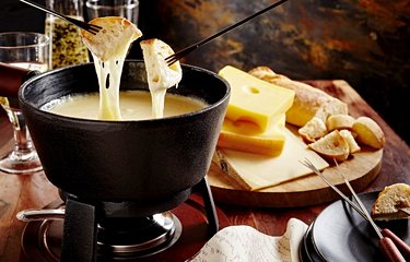 Après une bonne journée découverte, rien de mieux qu’une fondue suisse pour apprécier les différents fromages de la région.