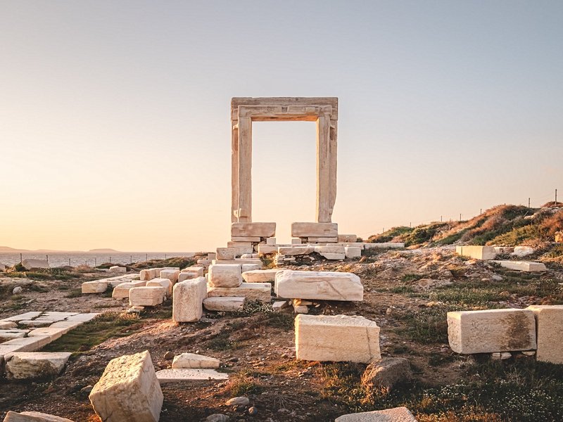 La Portara, vestige du temple d’Apollon, et le temple de Déméter