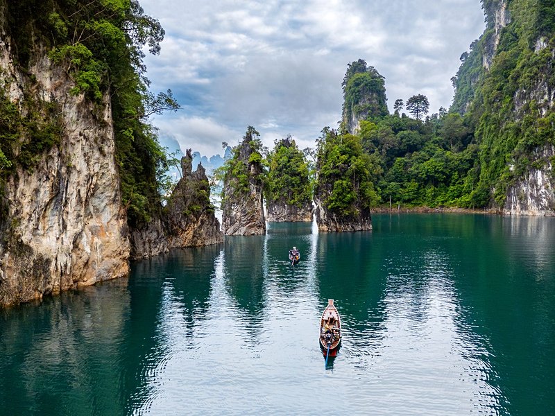 Faire une promenade sur le lac de Chiew Larn