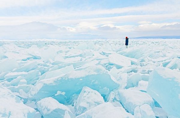 Marcher sur le lac Baïkal gelé