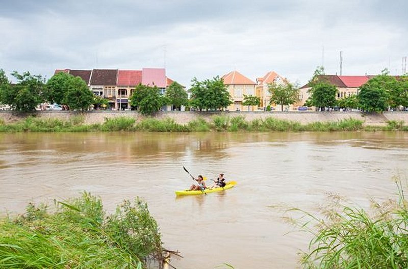 Pagayer sur le lac Tonlé Sap en kayak