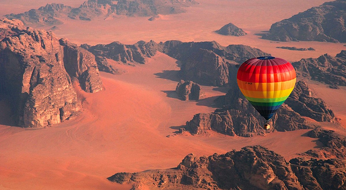 Survoler le désert en montgolfière