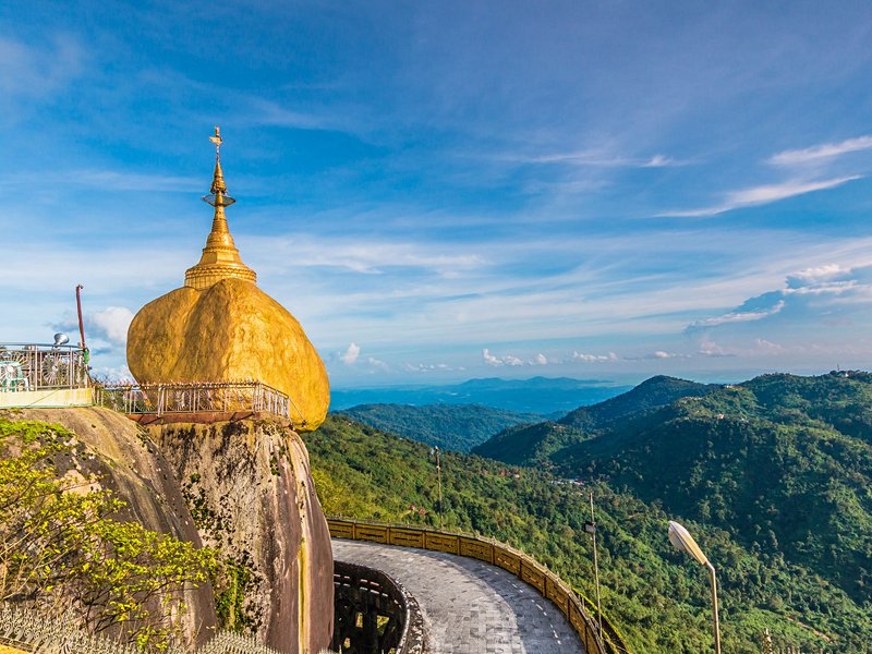 Le Mont Kyaiktiyo et le rocher d’or