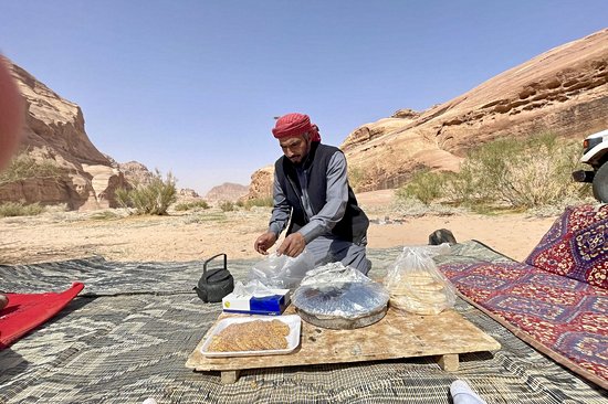 Prendre un déjeuner bédouin dans le Wadi Rum