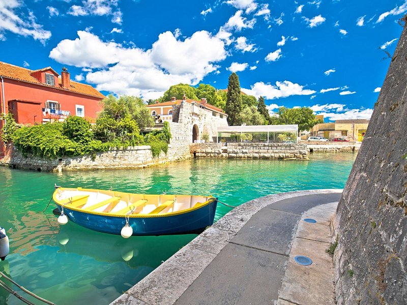 Le port de Fosa et la porte de la Terre-Ferme