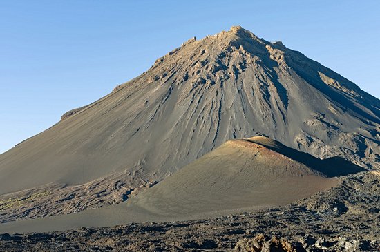 Gravir le volcan actif du Pico do Fogo