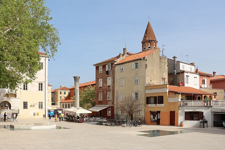 Les places des Cinq Puits et de Petra Zoranica 3