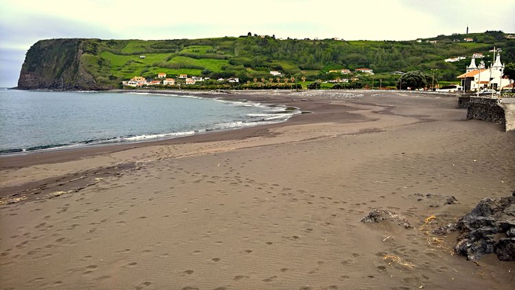 Praia do Almoxarife : sable noir et baignade protégée