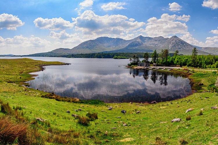 Cerné par les montagnes à Inagh Valley 