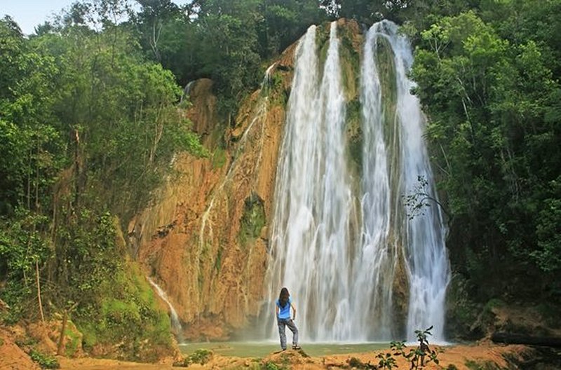 Randonner dans la jungle pour atteindre la cascade El Limon