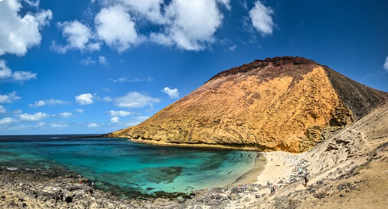 plage La playa Montaña Amarilla à la Graciosa