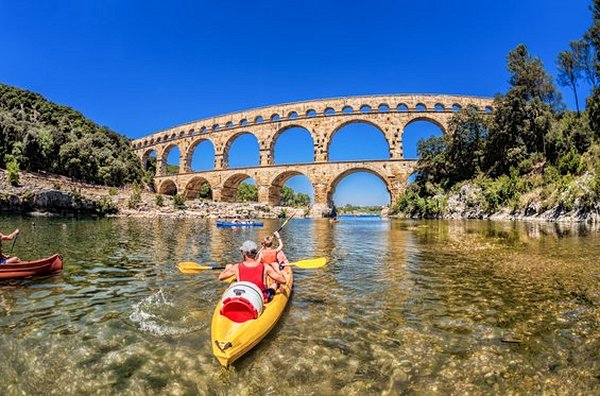 Pagayer sous le pont du Gard