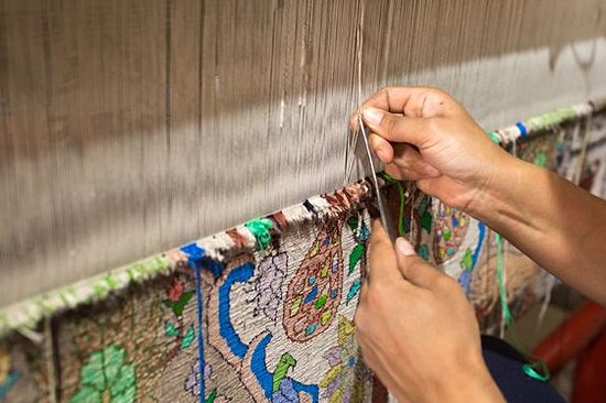 Assister au tissage de la soie