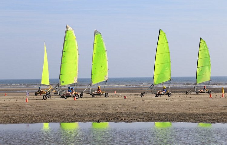 Char à voile sur la plage